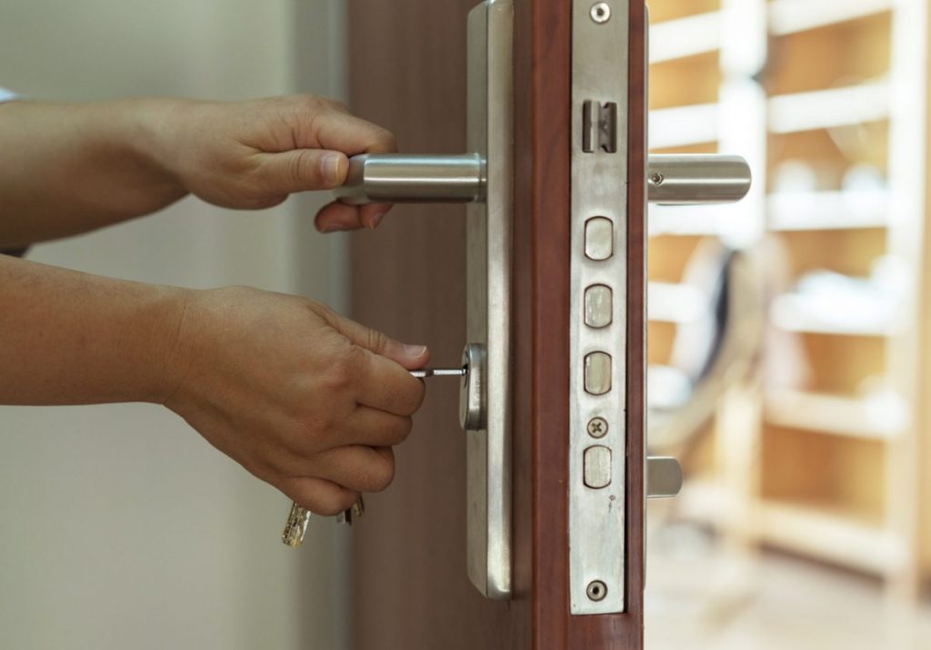 Installation de serrure multipoint de haute sécurité